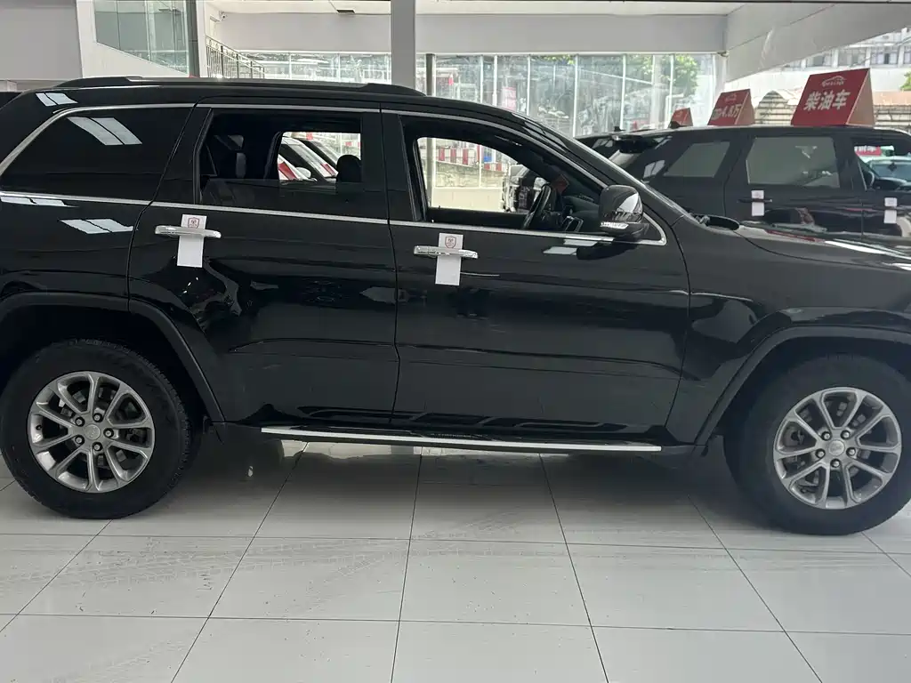 Jeep Grand Cherokee 2016 — фото 10
