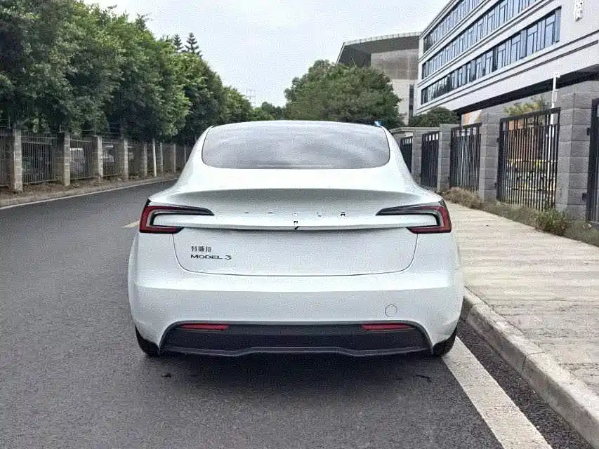 Tesla Model 3 2025 — фото 8