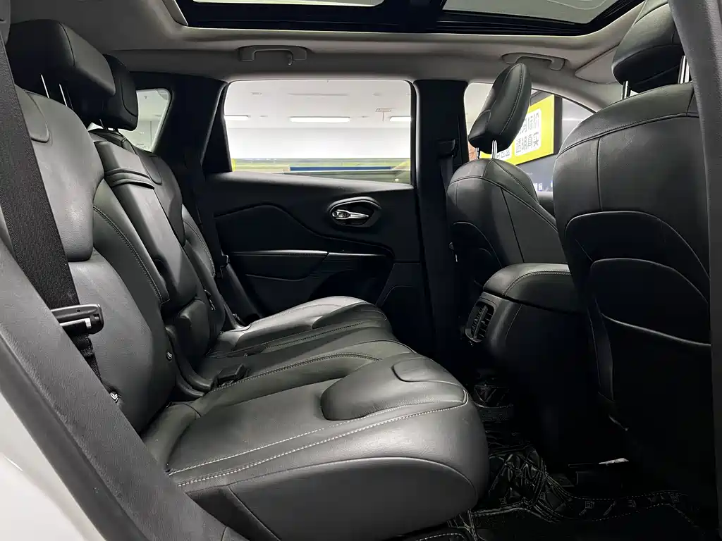 Jeep Cherokee 2018 — фото 16