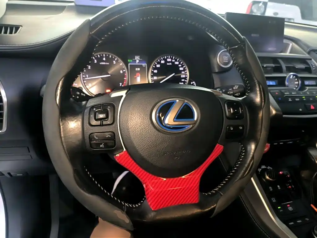 Lexus NX 2017 — фото 11
