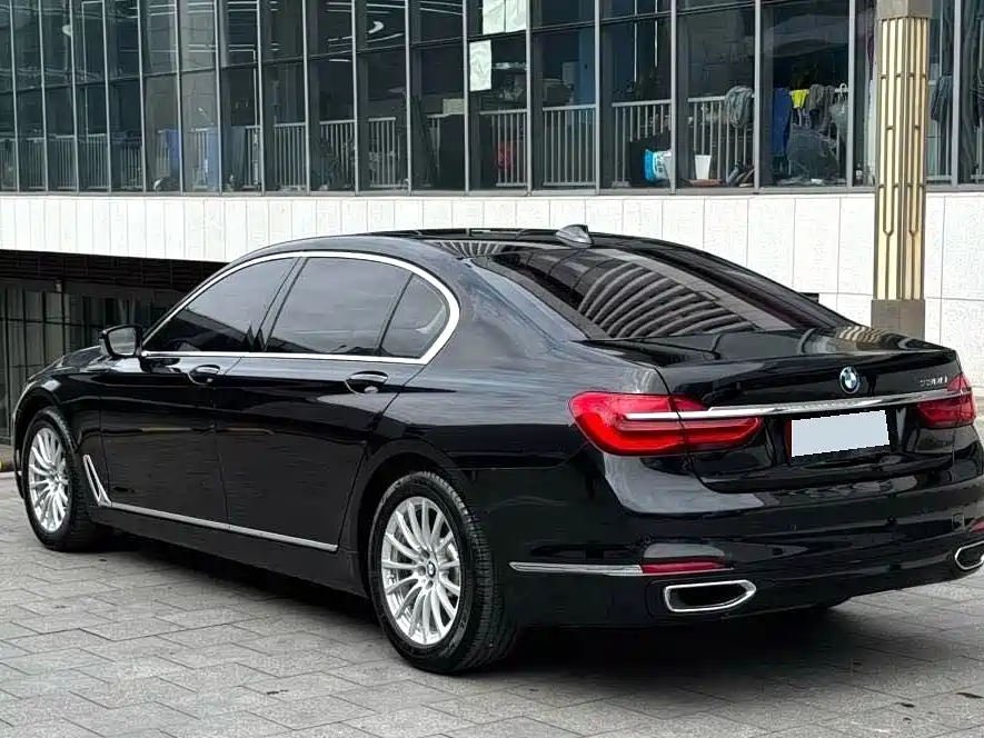 BMW 7 Series 2017 — фото 10