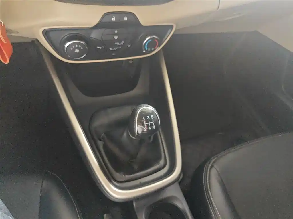 Ford Escort 2018 — фото 14