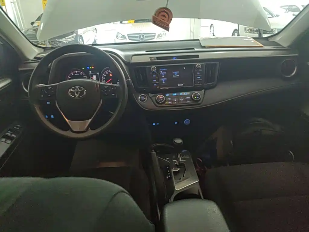 Toyota RAV4 2019 — фото 10