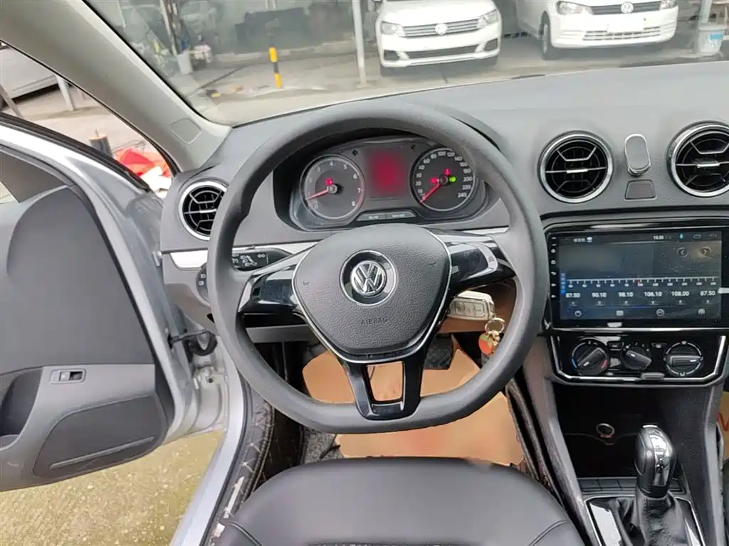 Volkswagen Jetta 2018 — фото 11
