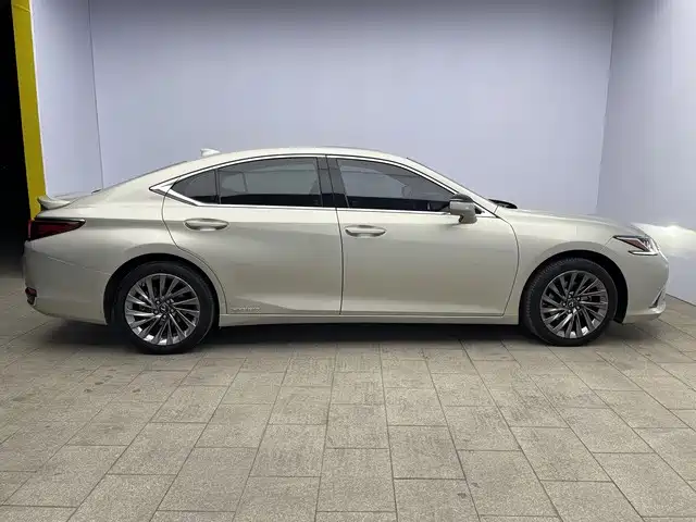 Lexus ES 2020 — фото 16