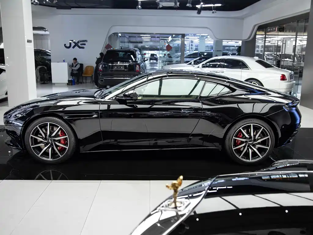 Aston Martin DB11 2019 — фото 11