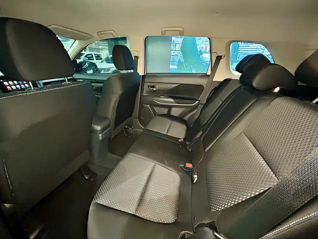 Mitsubishi Outlander 2022 — фото 22