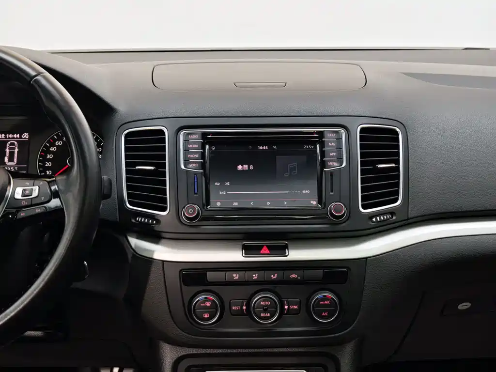 Volkswagen Sharan 2017 — фото 26