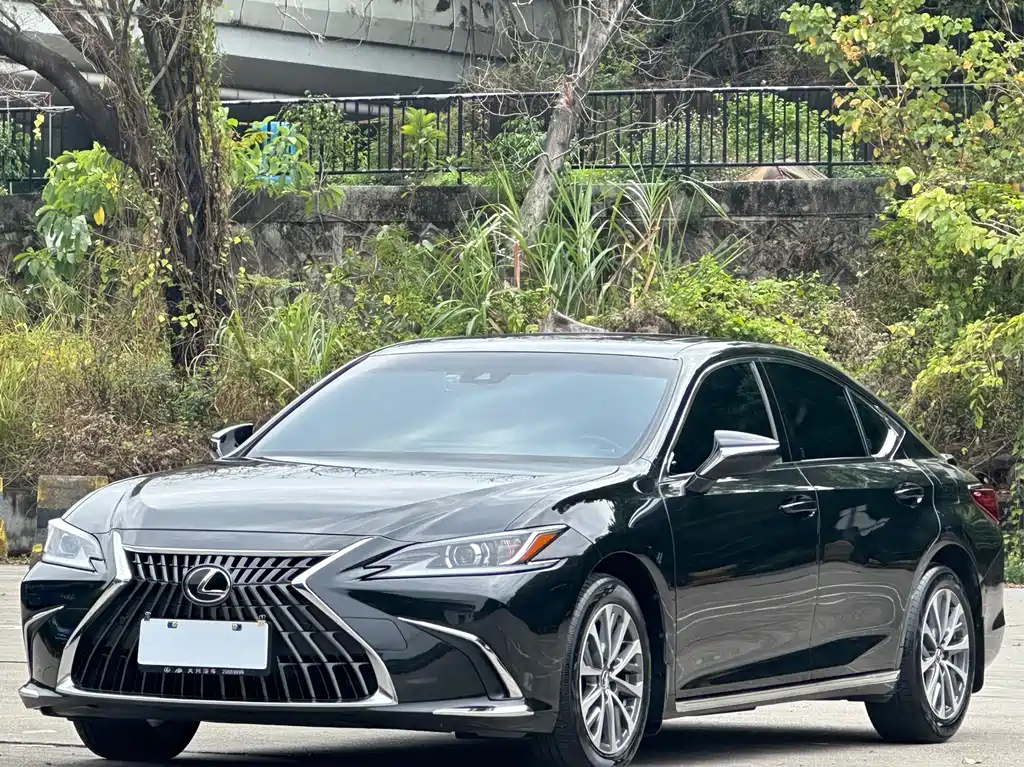 Lexus ES 2024 — фото 1