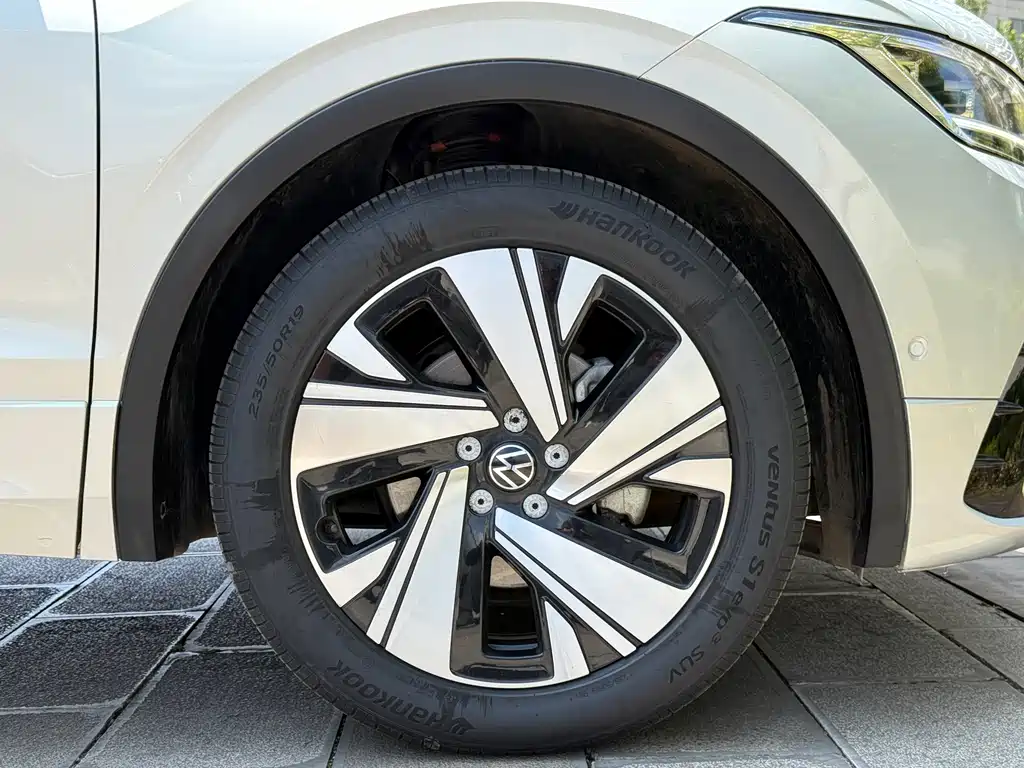 Volkswagen Tiguan L 2023 — фото 45