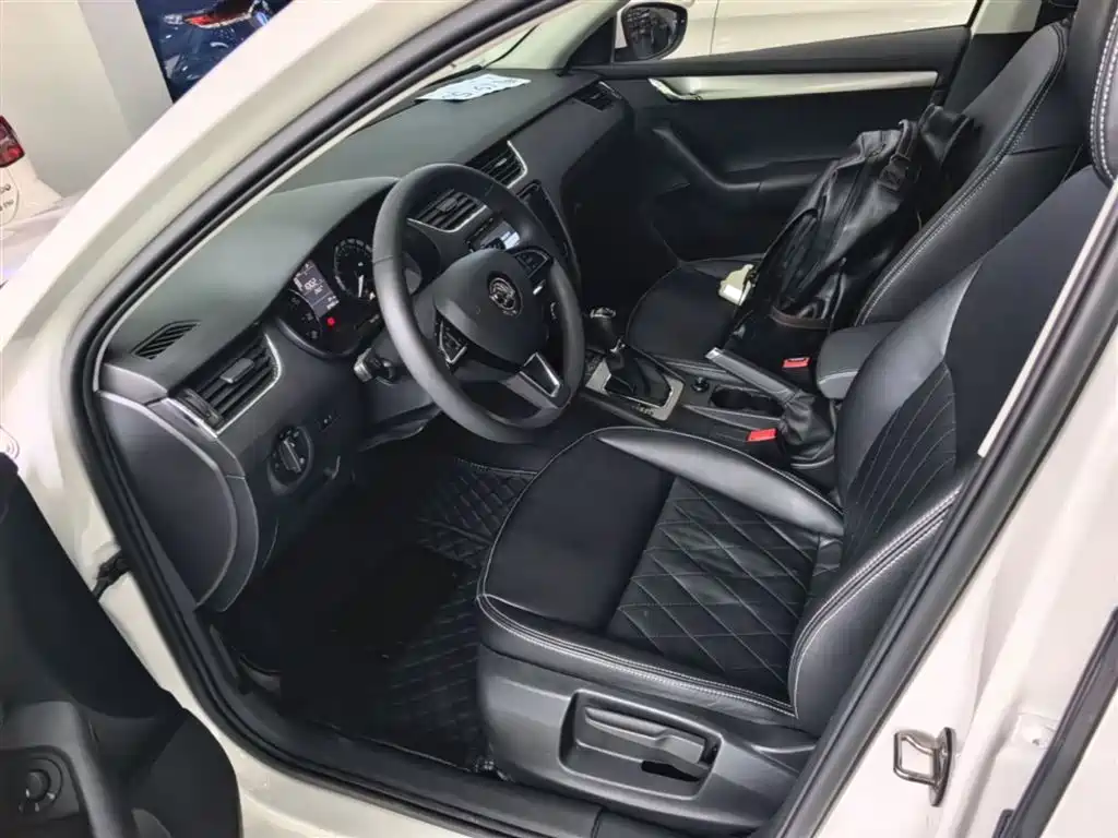 Skoda Octavia 2021 — фото 15