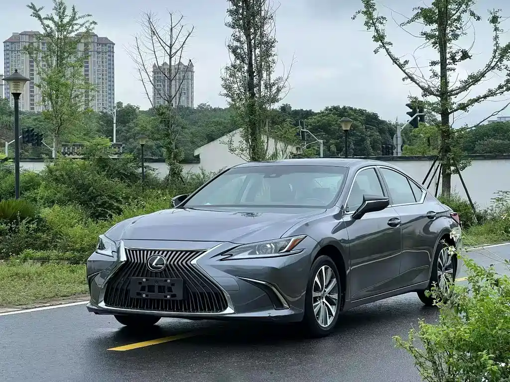 Lexus ES 2018 — фото 1