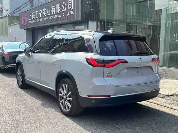 NIO ES8 2021