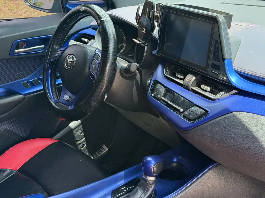 Toyota C-HR 2020 — фото 11