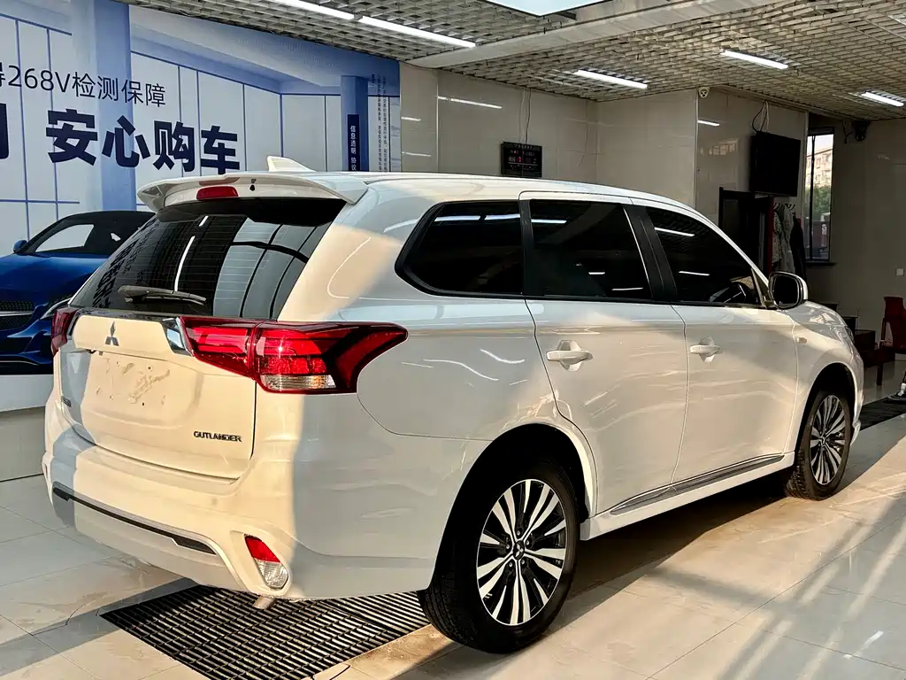 Mitsubishi Outlander 2022 — фото 4