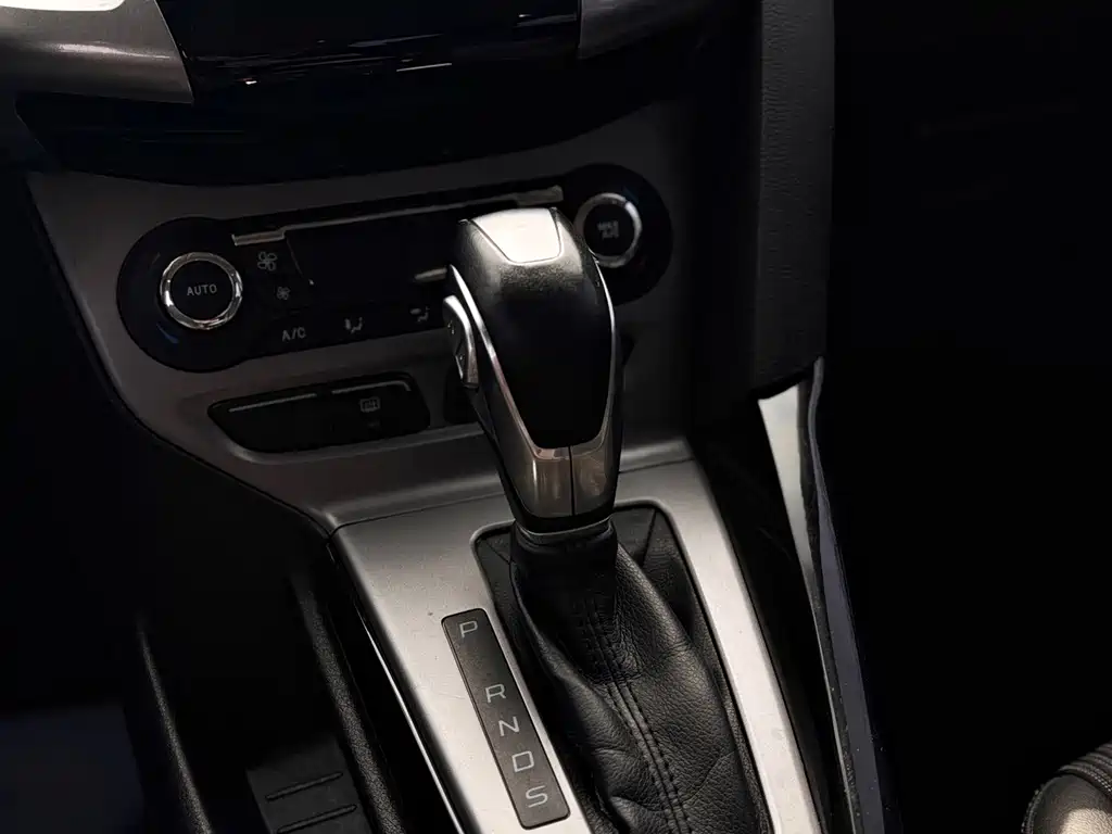 Ford Focus 2015 — фото 16