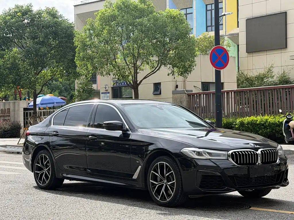 BMW 5 Series 2022 — фото 1