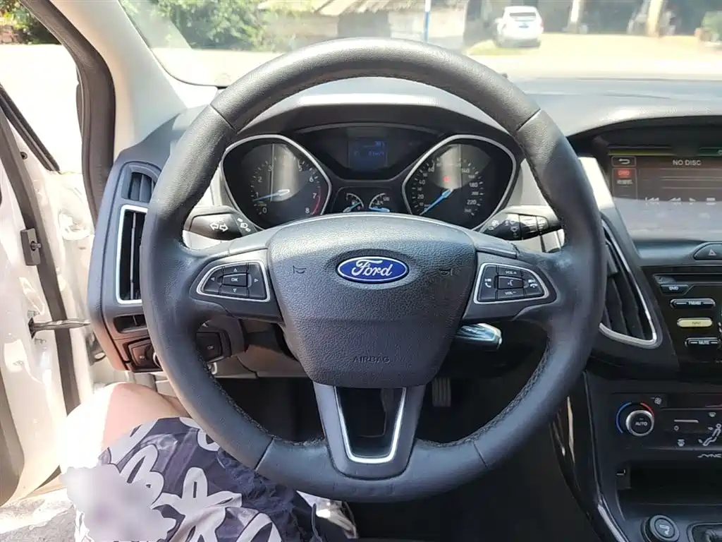 Ford Focus 2016 — фото 11