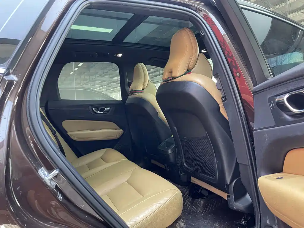 Volvo XC60 2018 — фото 11