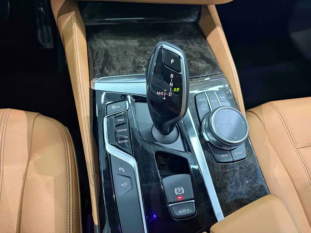 BMW 5 Series 2018 — фото 13