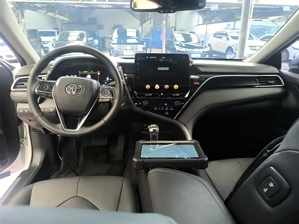Toyota Camry 2023 — фото 10