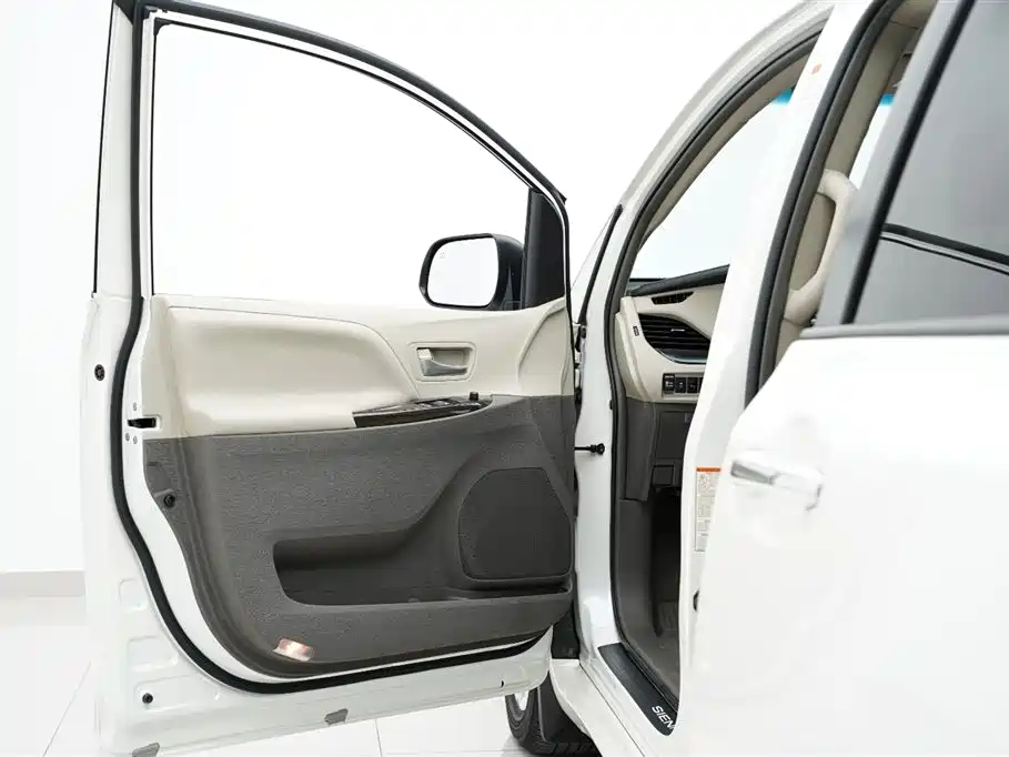 Toyota Sienna 2016 — фото 10