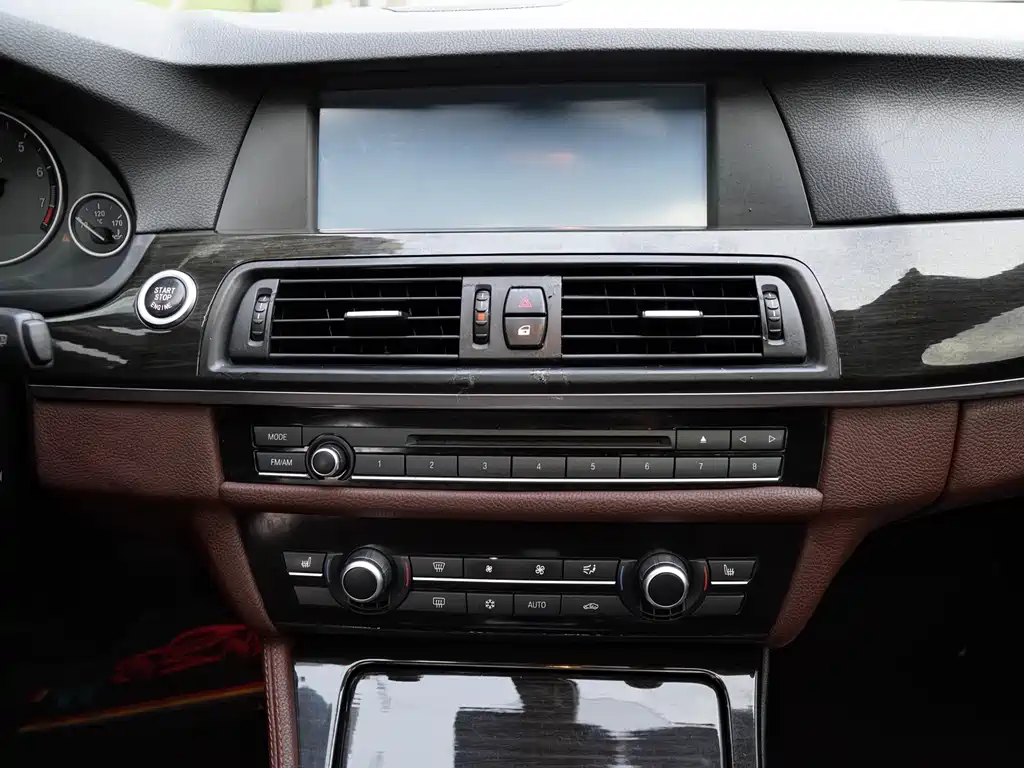 BMW 5 Series 2011 — фото 9