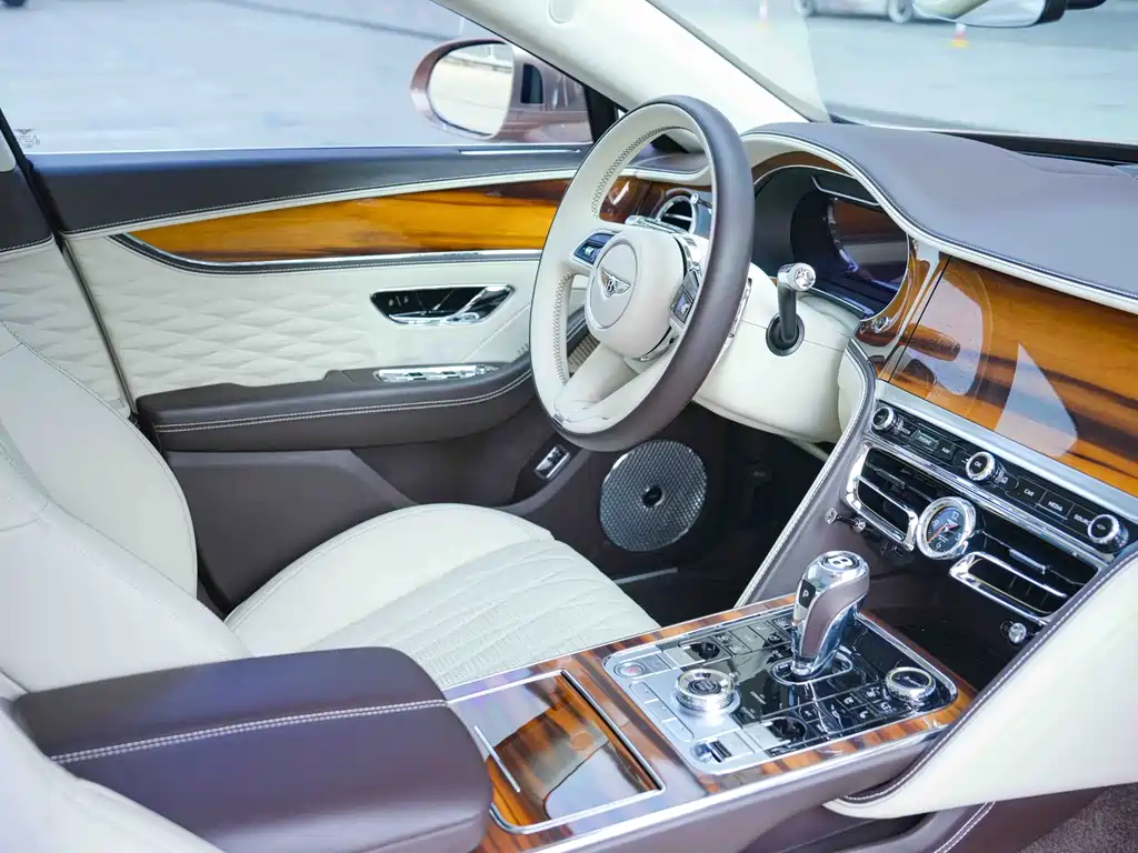 Bentley Flying Spur 2023 — фото 13