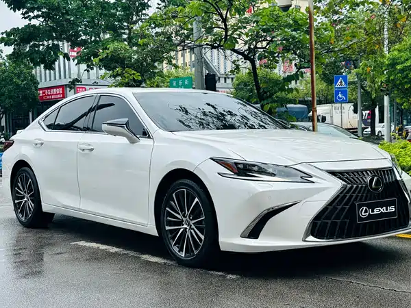 Lexus ES 2022
