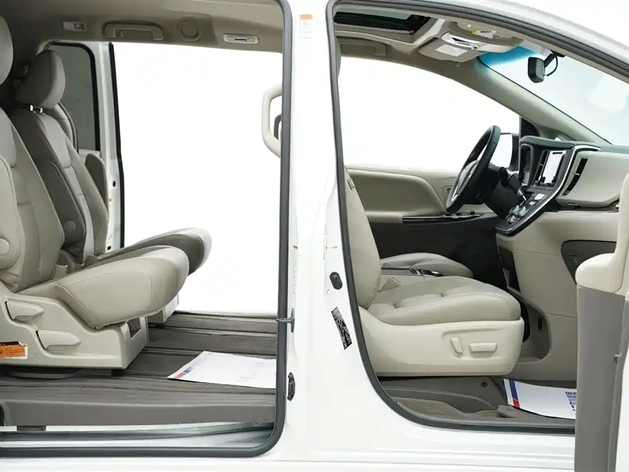 Toyota Sienna 2016 — фото 26