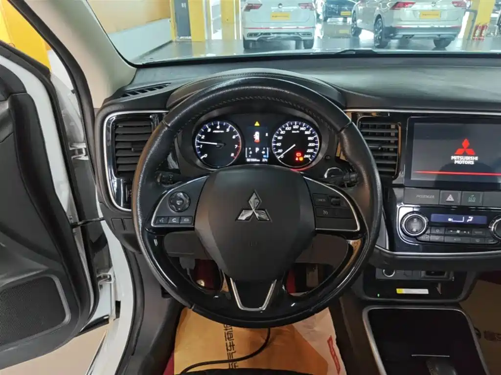 Mitsubishi Outlander 2022 — фото 11