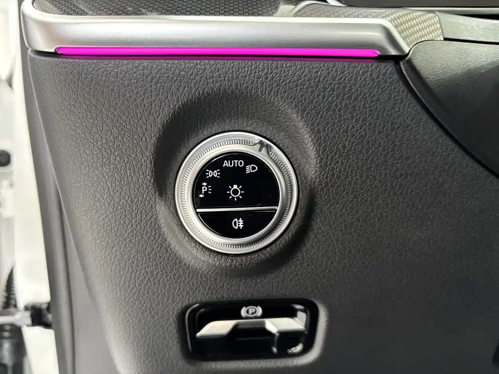 Mercedes-Benz C-Class 2025 — фото 15