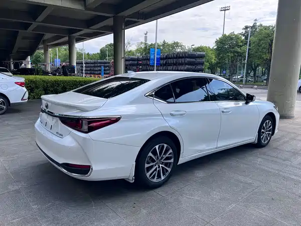 Lexus ES 2023