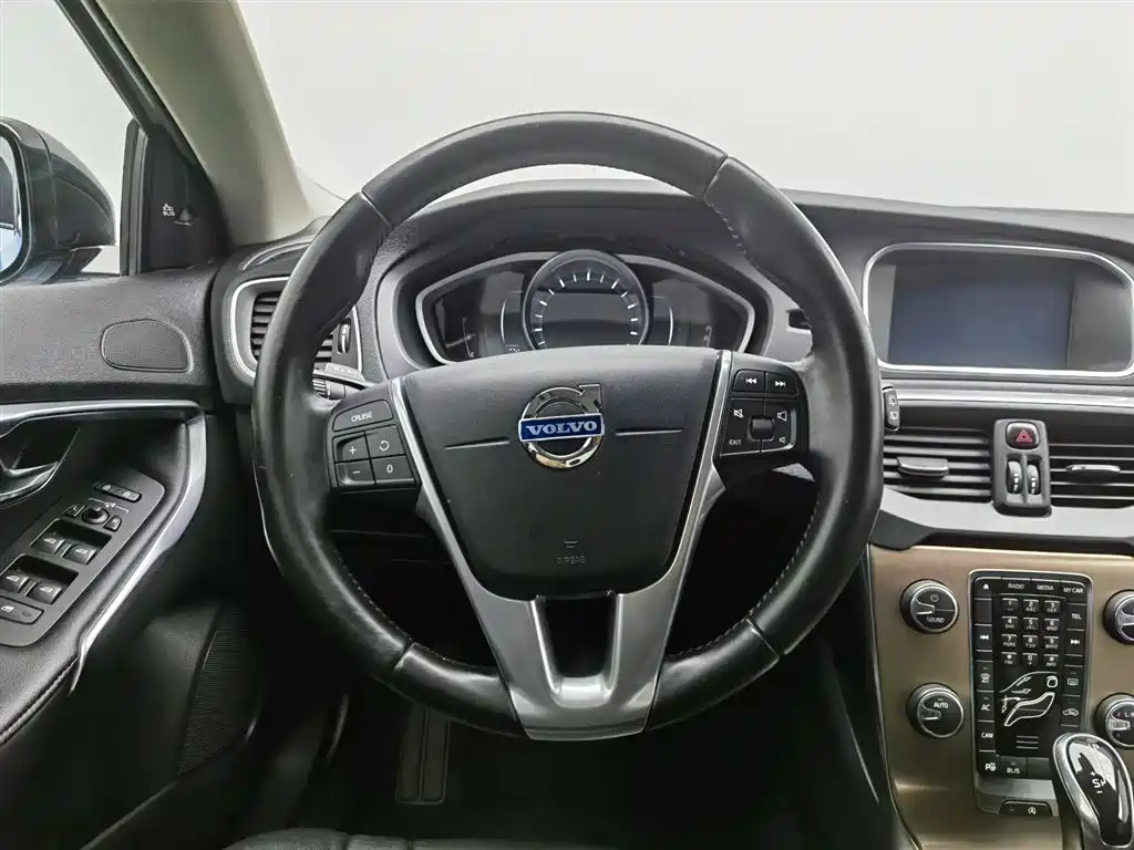 Volvo V40 2014 — фото 11