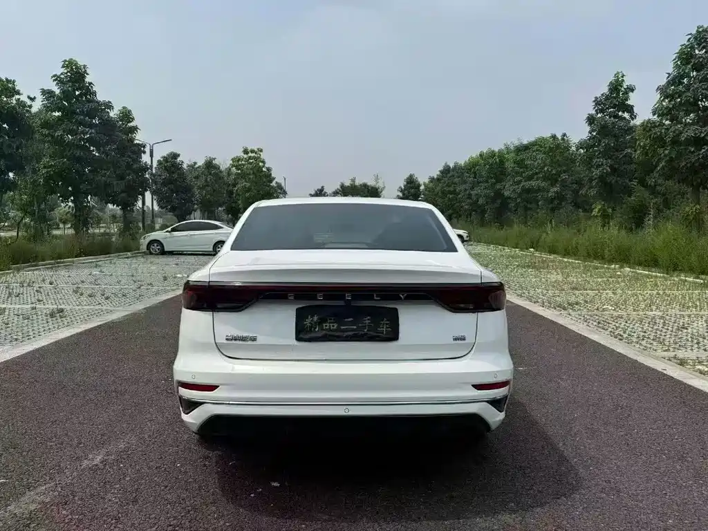Geely Emgrand 2022