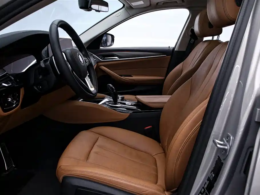 BMW 5 Series 2019 — фото 12