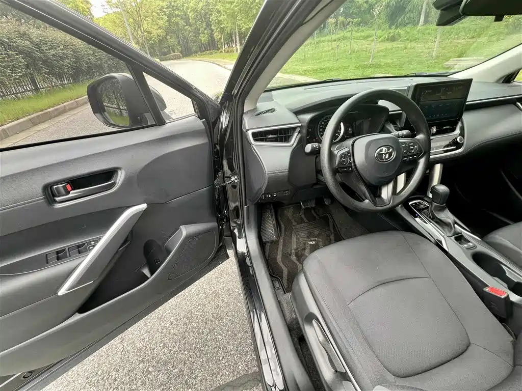 Toyota Corolla Cross 2023 — фото 10