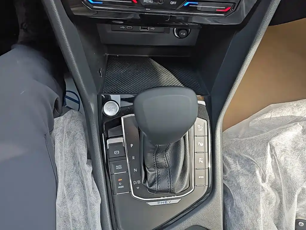 Volkswagen Tiguan L Plug-In Hybrid 2023 — фото 10