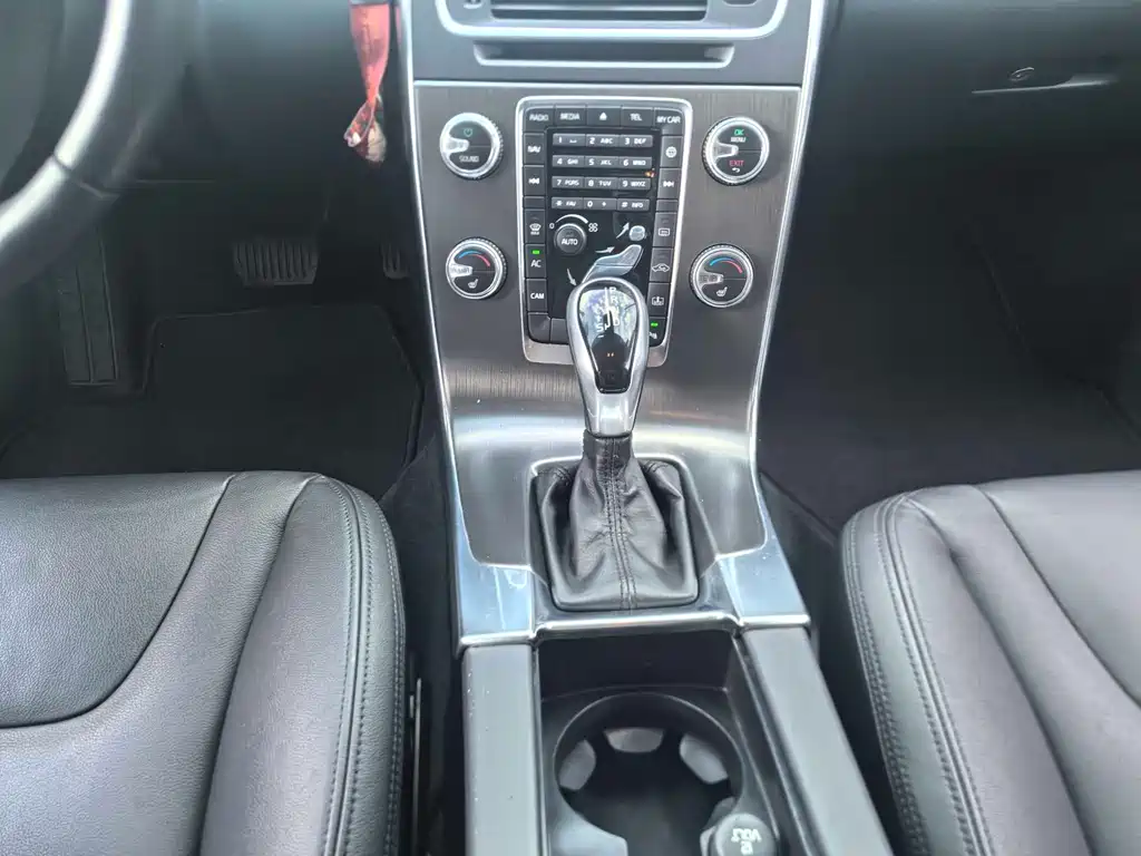 Volvo S60 2015 — фото 11
