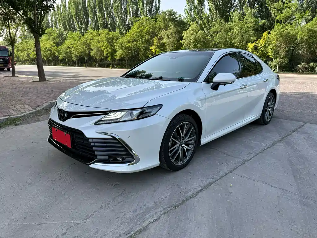 Toyota Camry 2022 — фото 1