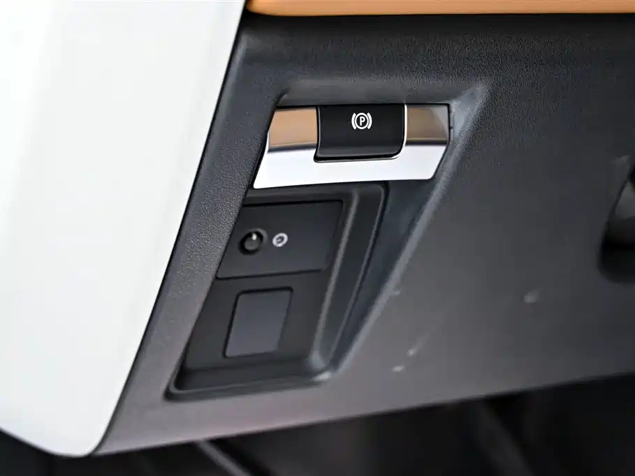 Land Rover Defender 2024 — фото 25