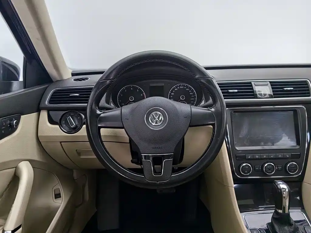 Volkswagen Passat 2014 — фото 11