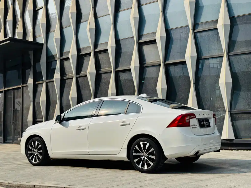 Volvo S60 2018 — фото 13