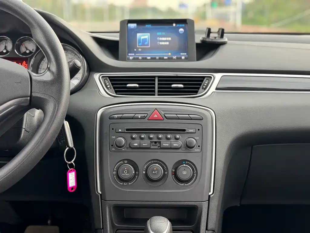 Peugeot 308 2015 — фото 10