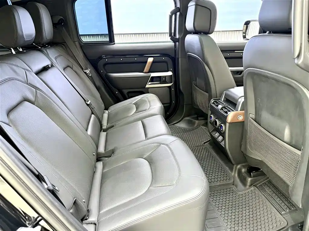 Land Rover Defender 2023 — фото 24