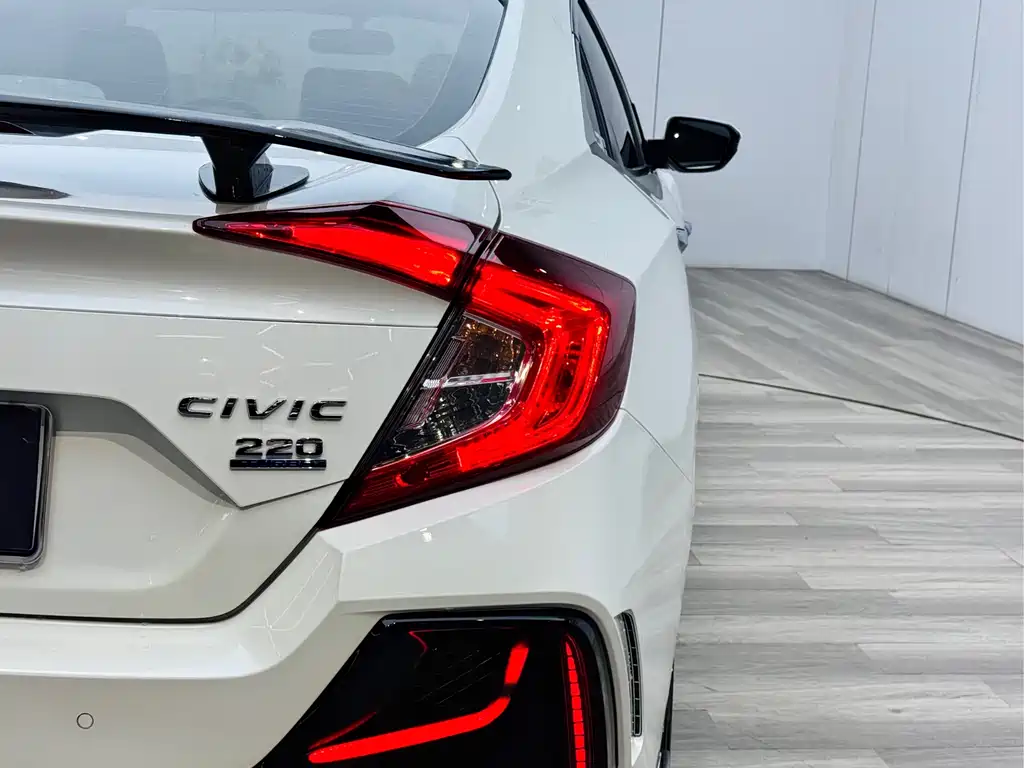 Honda Civic 2018 — фото 18