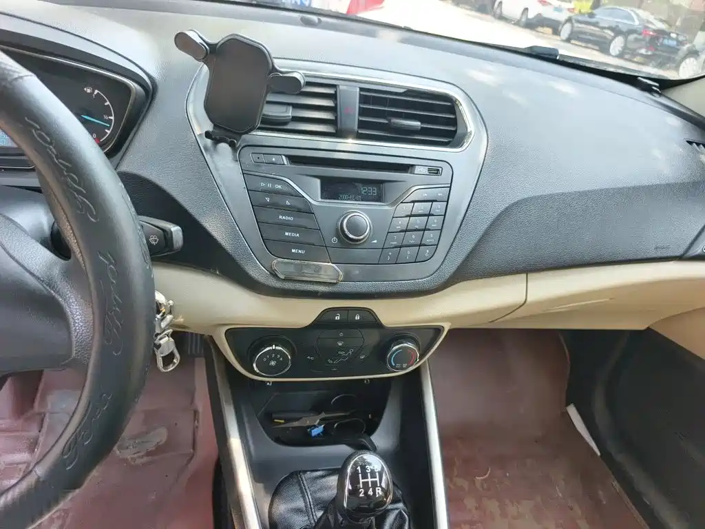 Ford Escort 2015 — фото 14