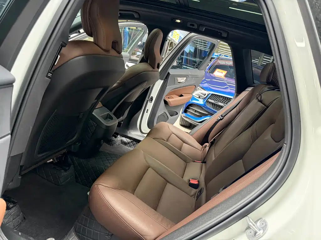 Volvo XC60 2023 — фото 12