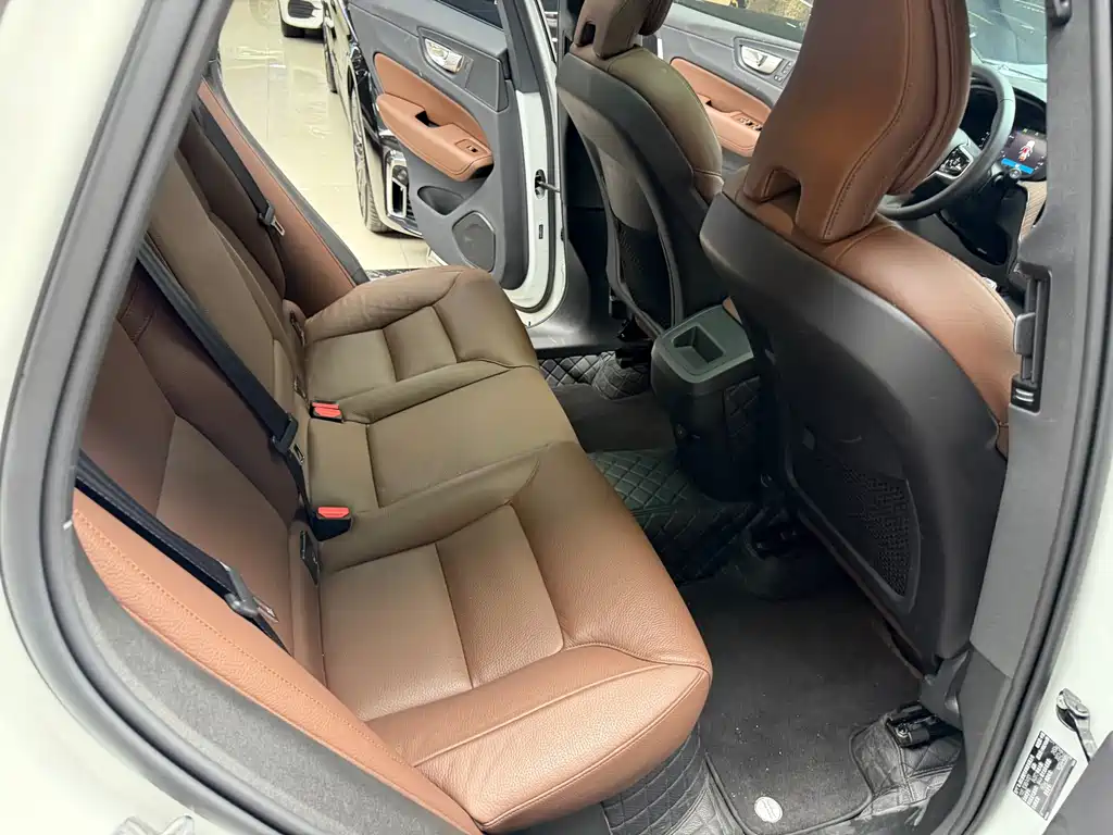 Volvo XC60 2023 — фото 20