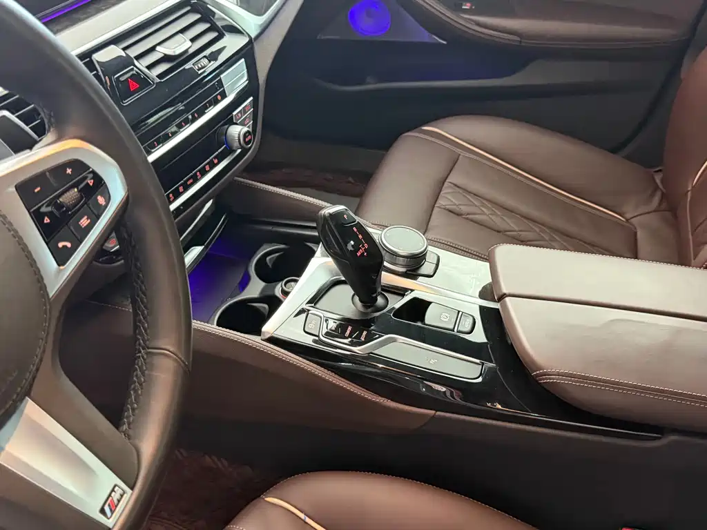 BMW 5 Series 2019 — фото 8